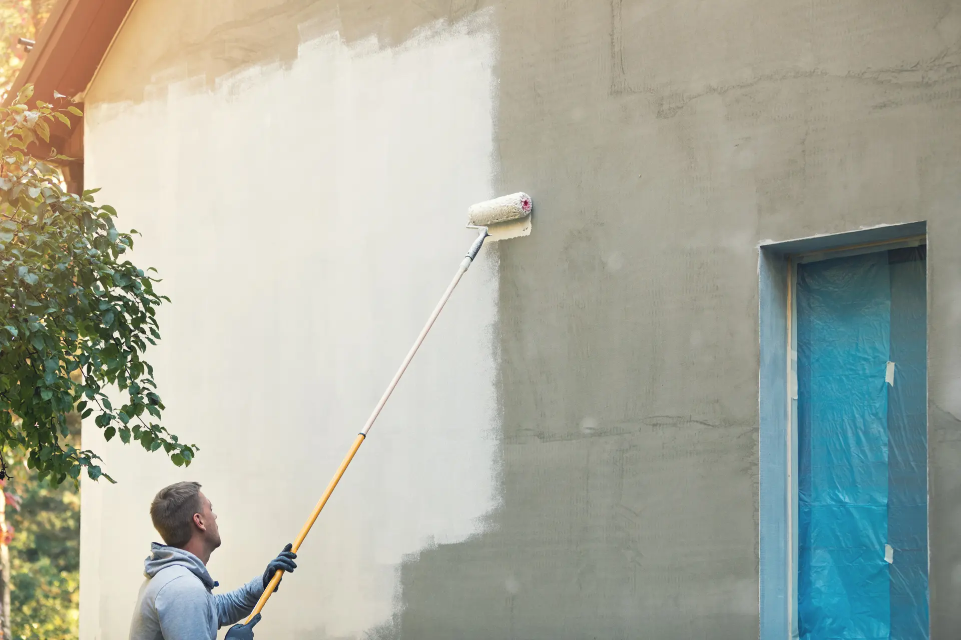 Pintor trabajando en una fachada en Santa Lucía